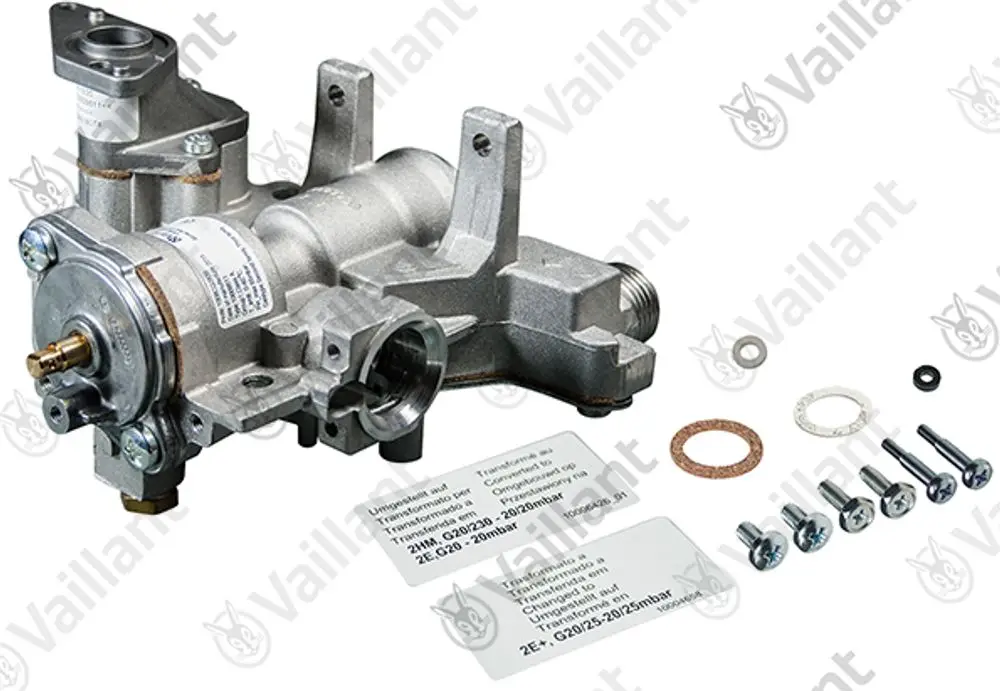 Vaillant Gasarmatur aus Metall mit mehreren Anschlüssen und Montageschrauben. Zubehörteile wie Dichtungen und Informationstafeln sind ebenfalls vorhanden.